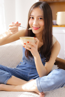 老婆运动时接听老公电话